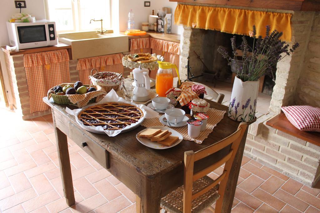 B&B Il Poggetto Serra SantʼAbbondio Exterior foto