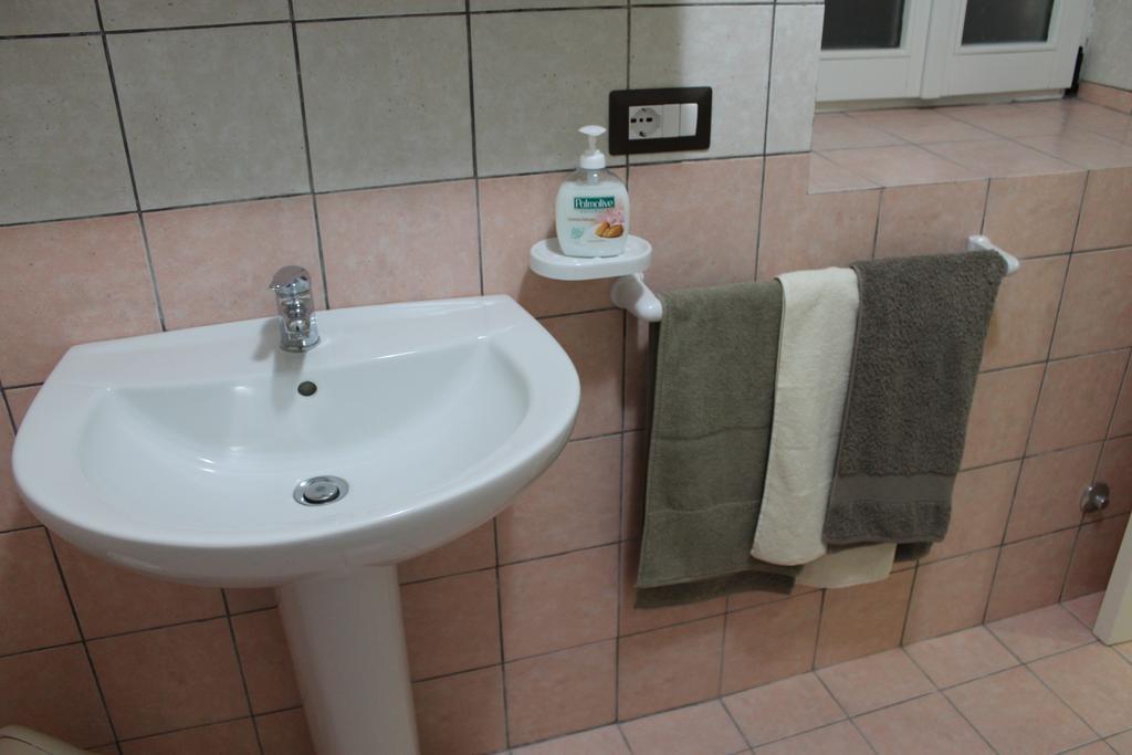 B&B Il Poggetto Serra SantʼAbbondio Cameră foto