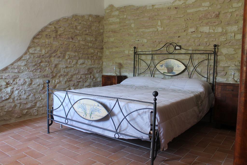 B&B Il Poggetto Serra SantʼAbbondio Cameră foto