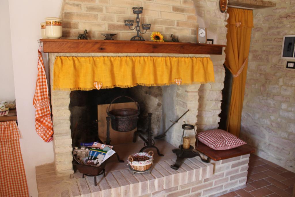 B&B Il Poggetto Serra SantʼAbbondio Exterior foto