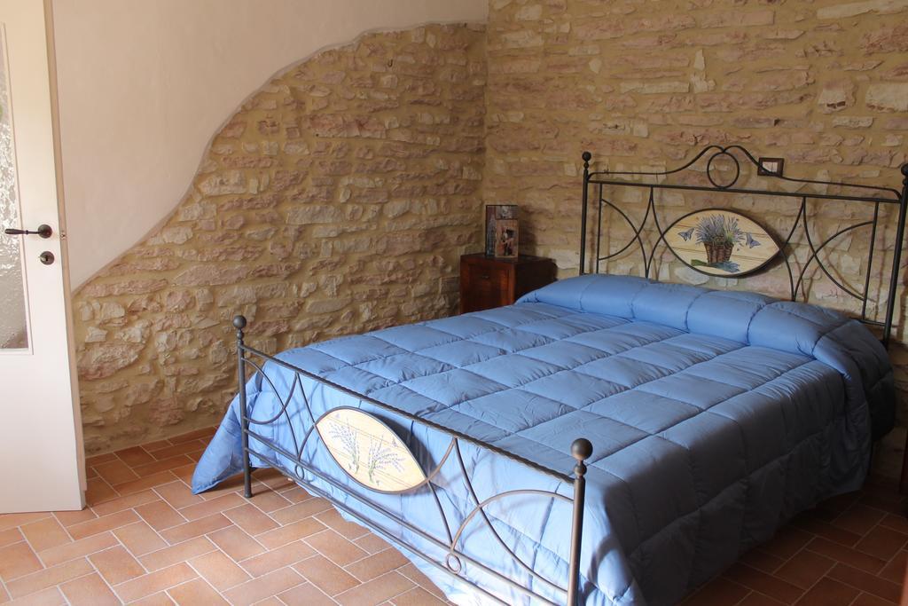 B&B Il Poggetto Serra SantʼAbbondio Cameră foto
